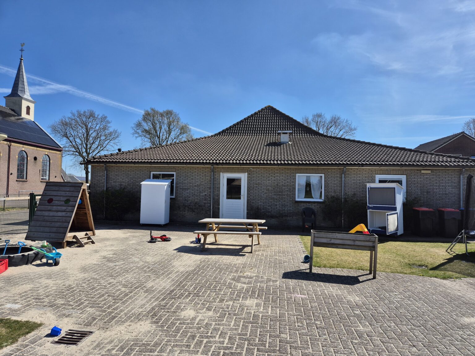 Foto Speelplaats en achteringang Nijemirdum (1)